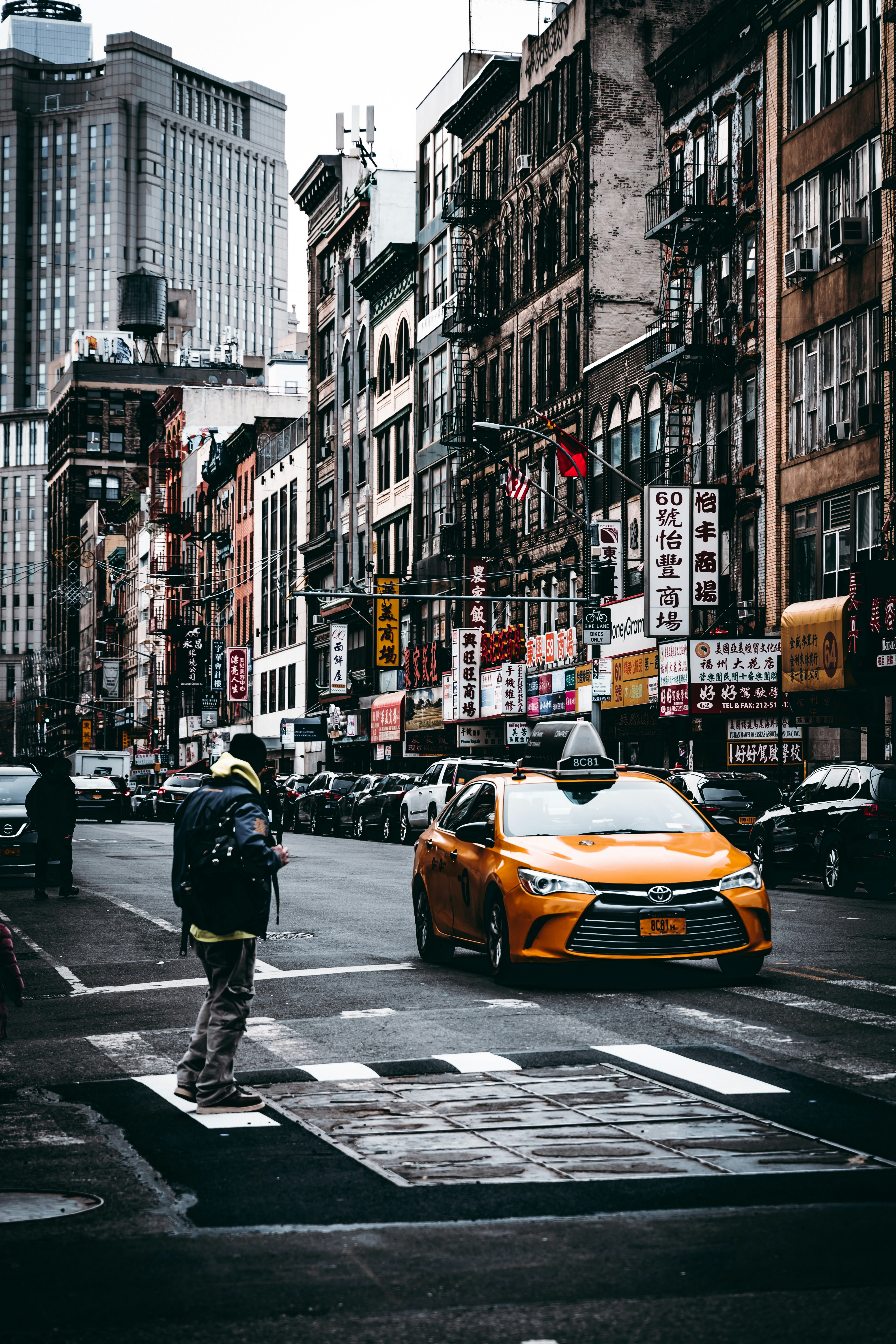 Person, die sich ein Taxi ansieht