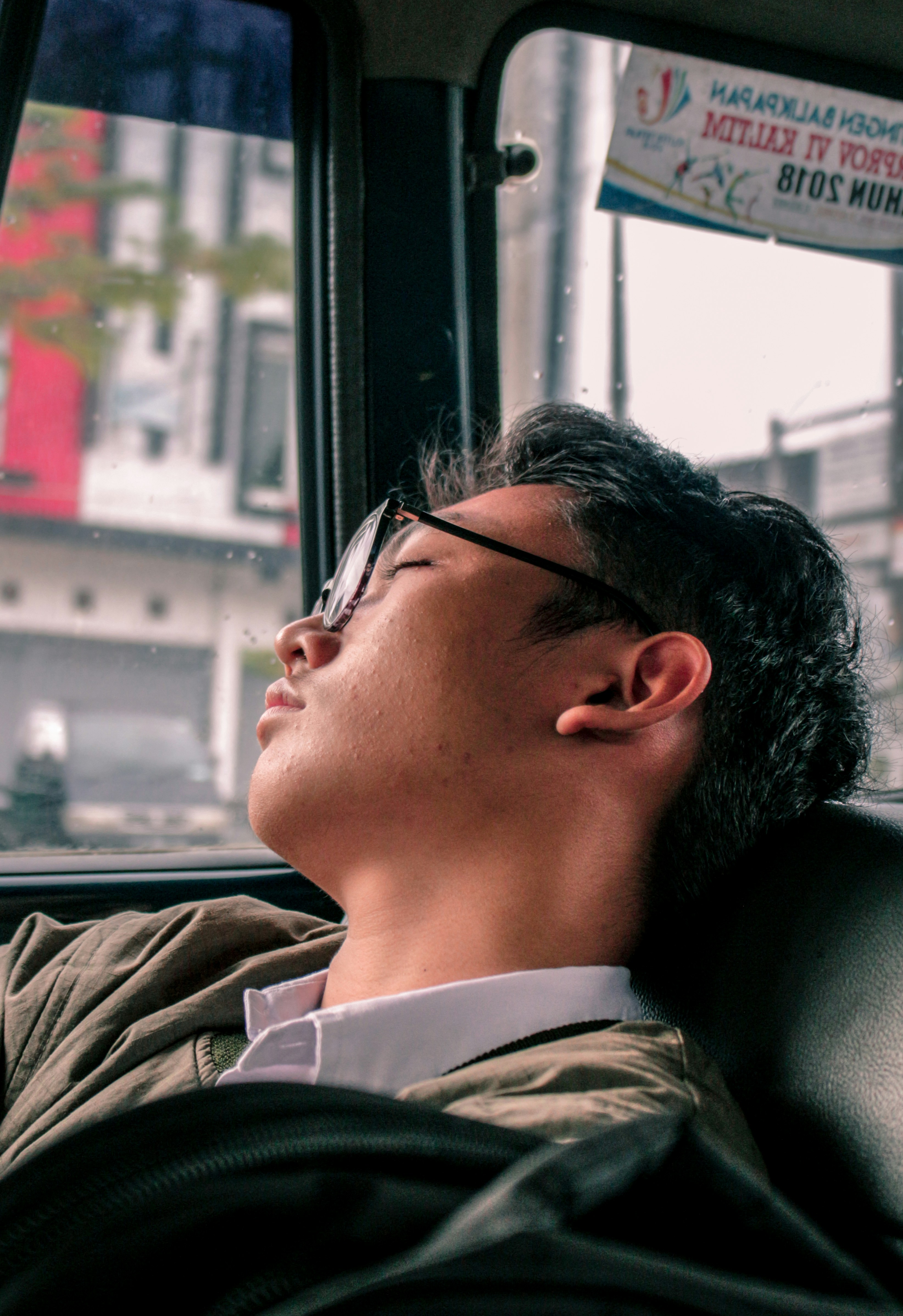기대어 잠든 남성