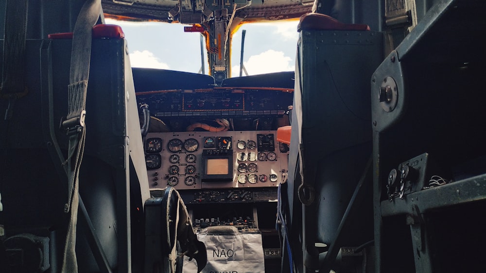 Blick von innen auf das Cockpit eines Flugzeugs