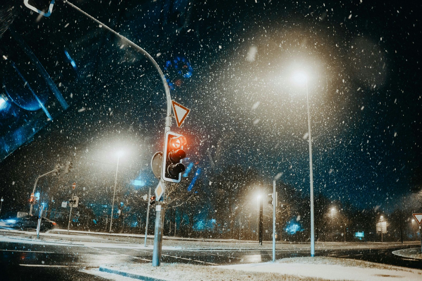 Sony a7 III + Sony FE 28mm F2 sample photo. Traffic light at red photography