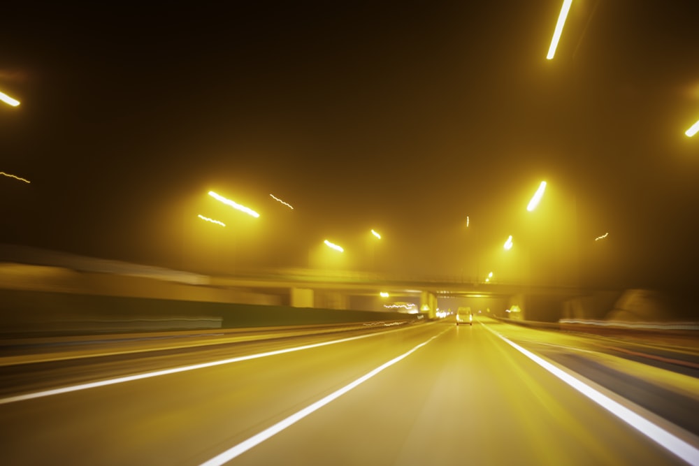 Photographie timelapse de véhicules sur la route la nuit