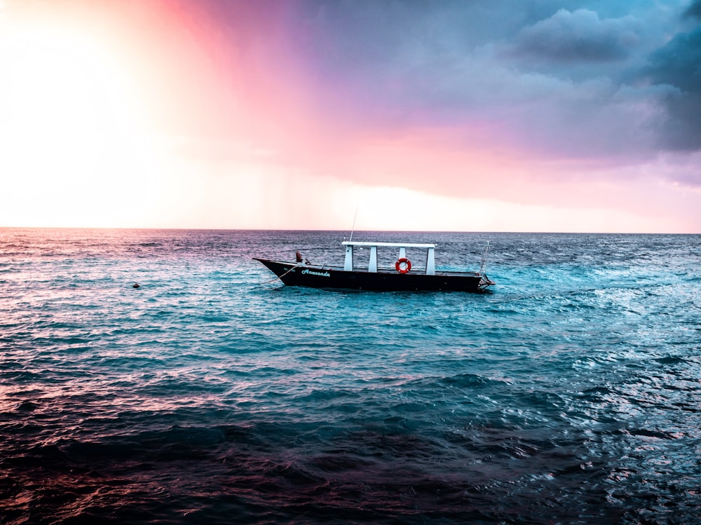 barco vacío en el mar