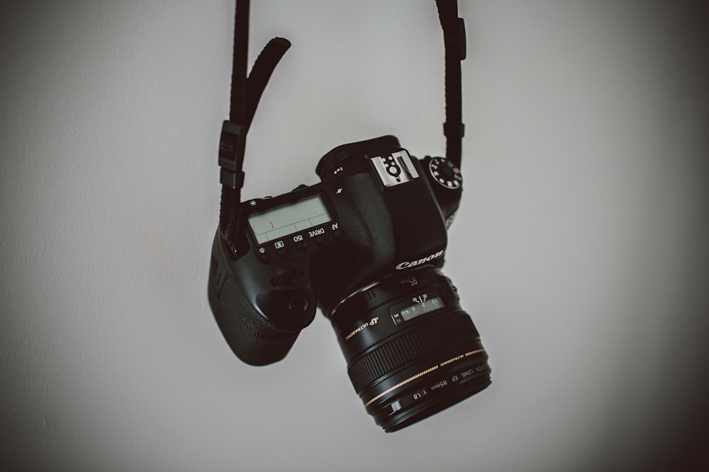 블랙 DSLR 카메라