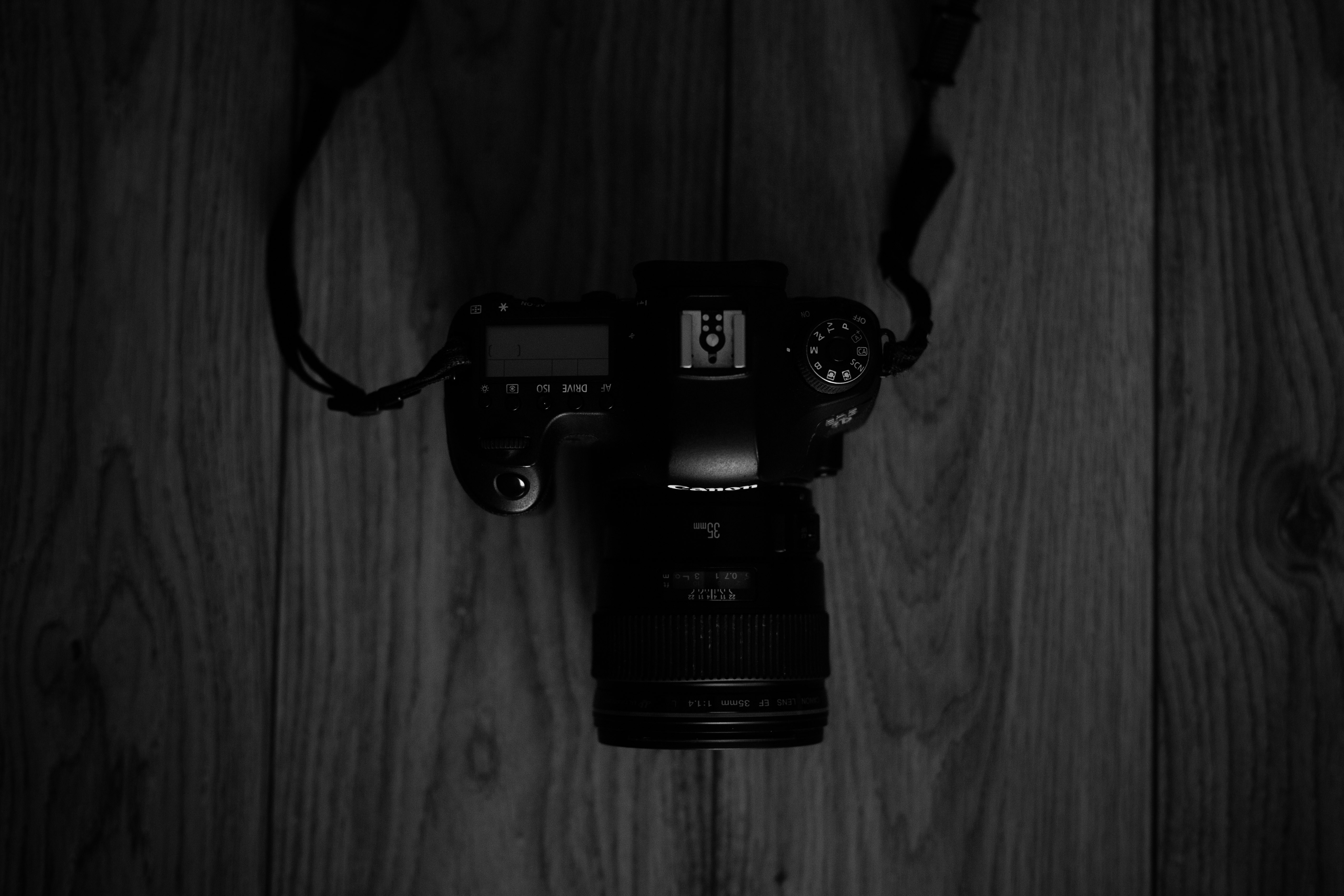 Una foto en blanco y negro de una cámara