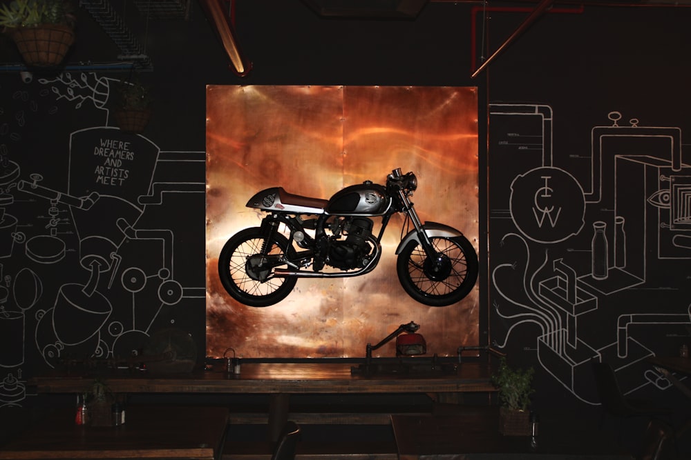 Fotografia de foco seletivo de foto de motocicleta café racer cinza e preto