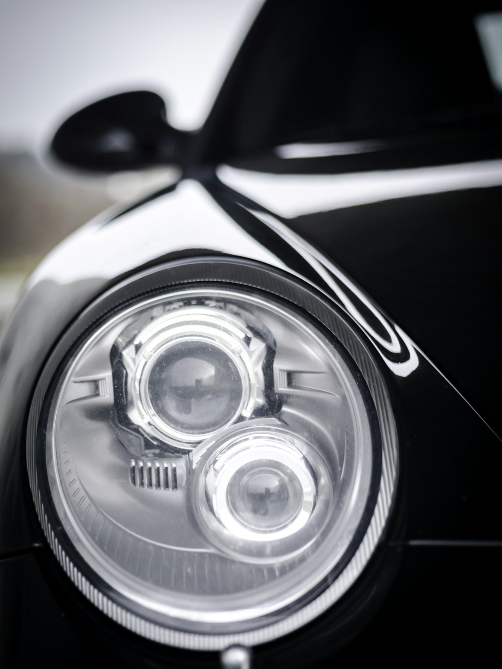 close-up photography of gray vehicle headlight