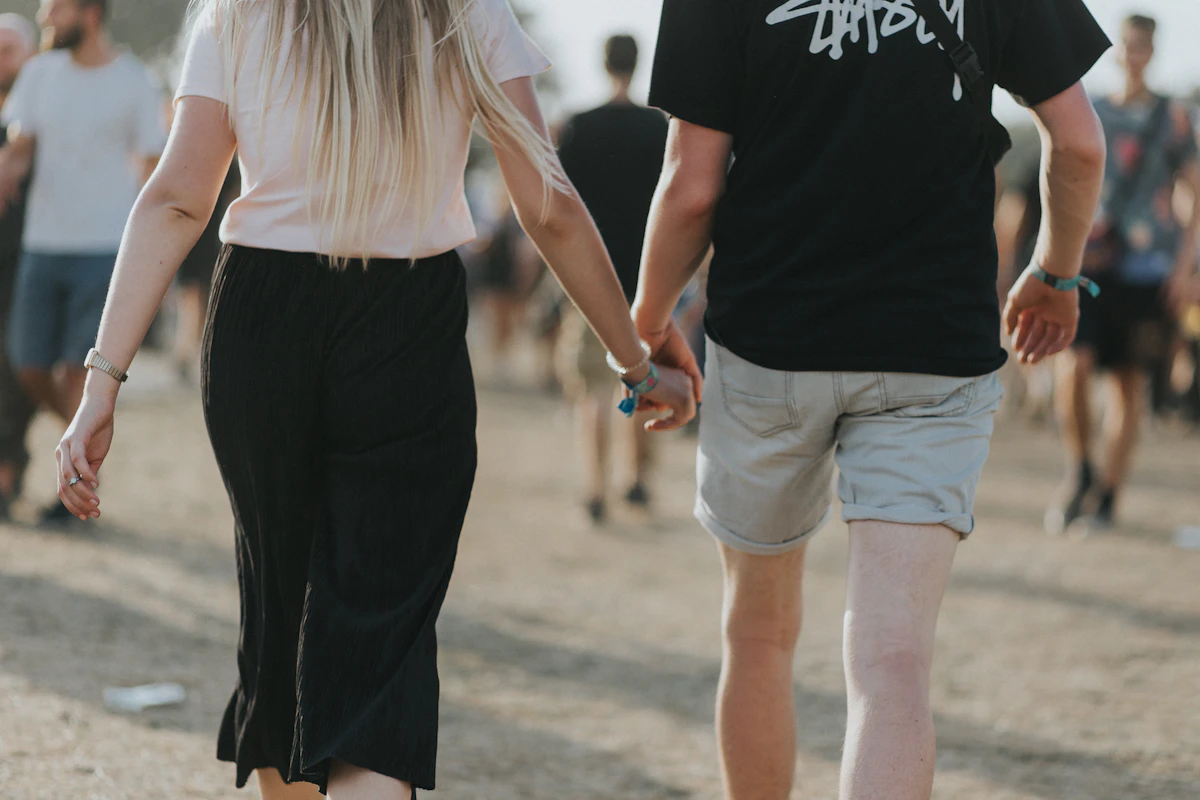 Couple belge marchant main dans la main, au moment de choisir entre cohabitation légale ou mariage