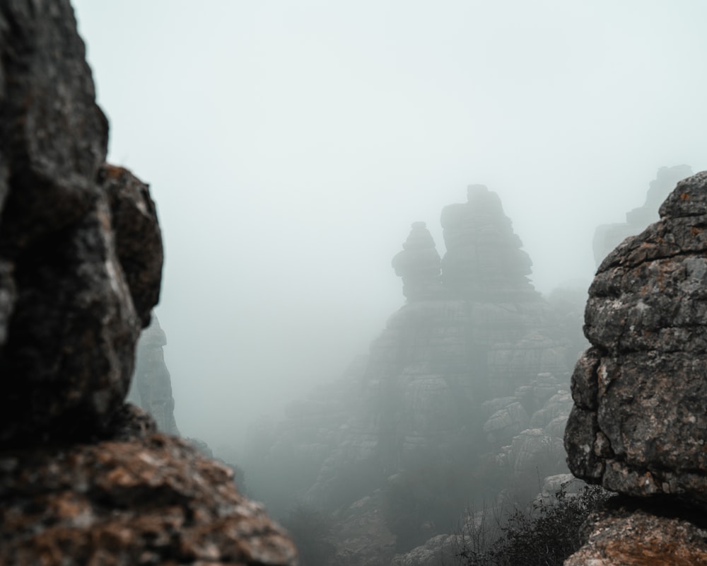 Montanha rochosa sob nebulosidade