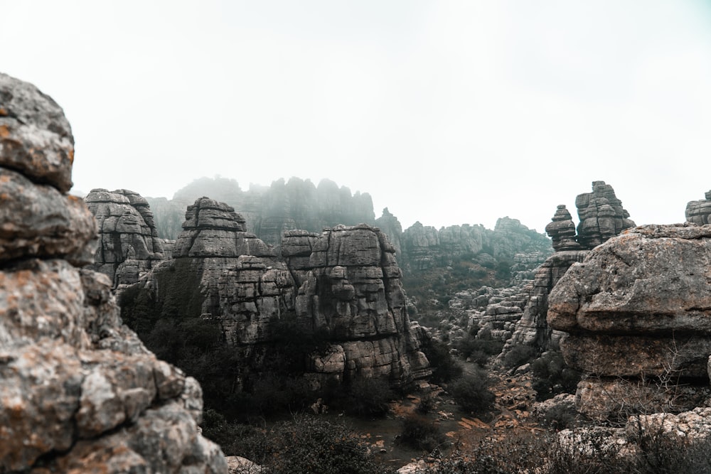 formazione rocciosa grigia durante il giorno