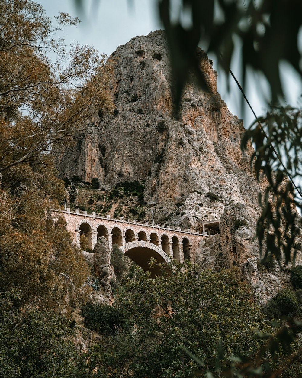 Puente de hormigón marrón cerca de la montaña