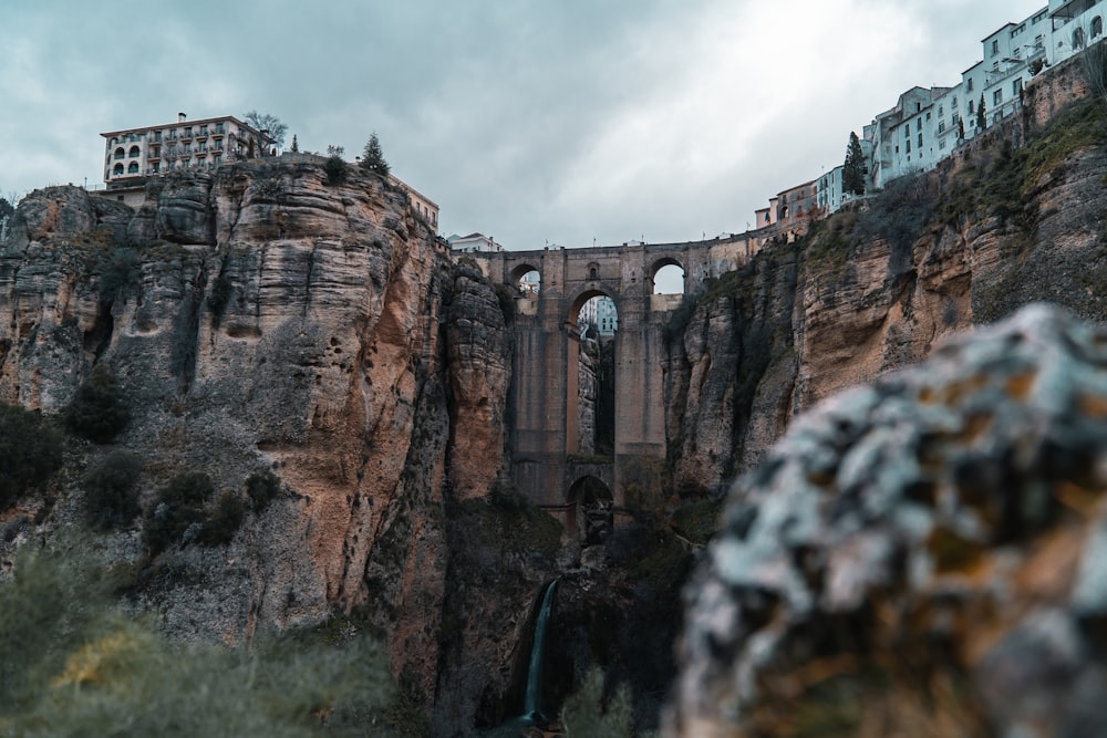 montagne brune sous ciel gris