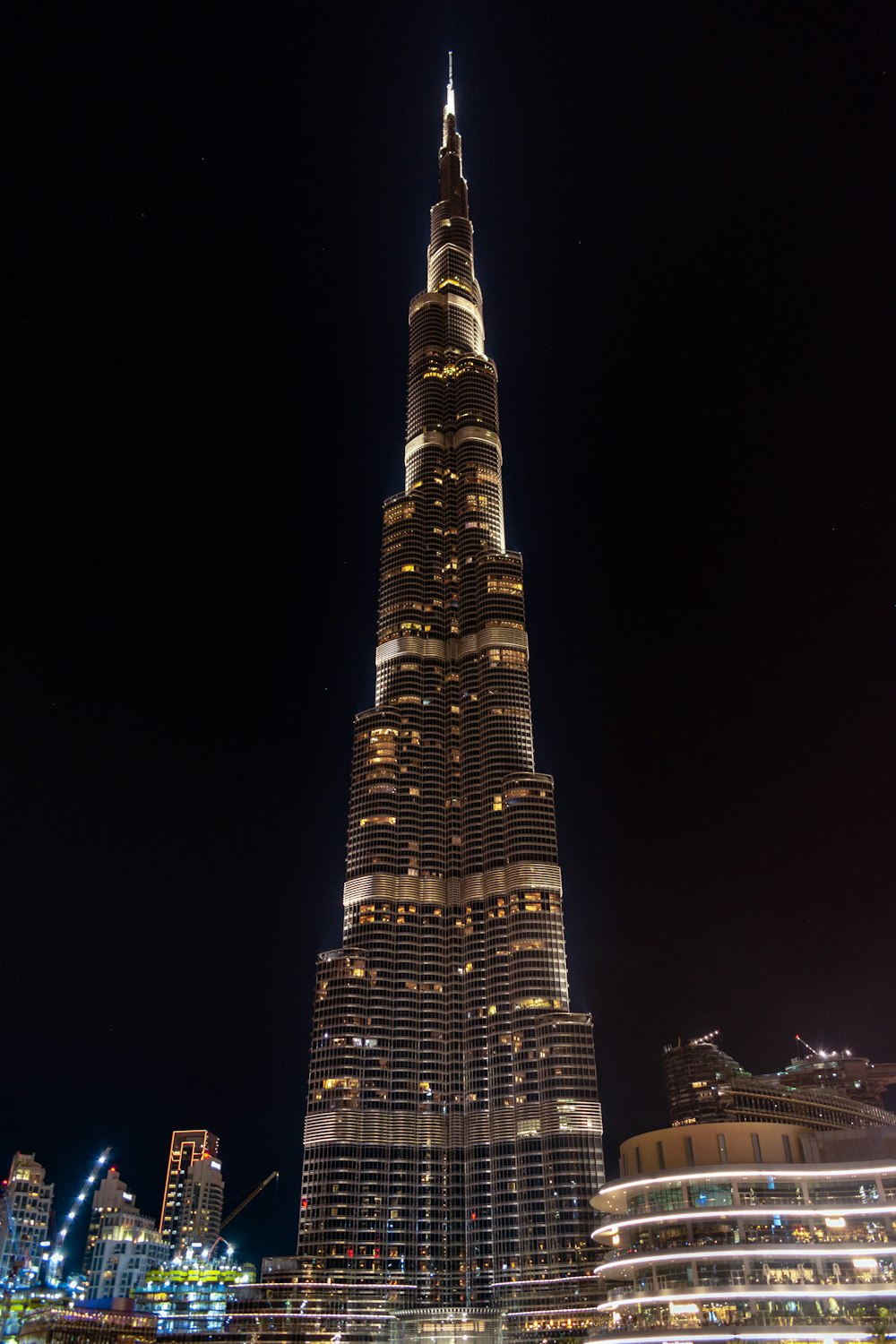 Edificio gris de gran altura durante la noche