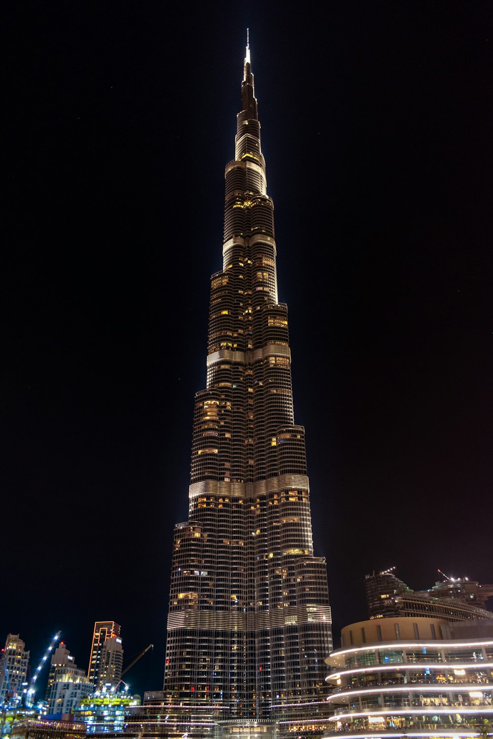 야간의 회색 고층 건물