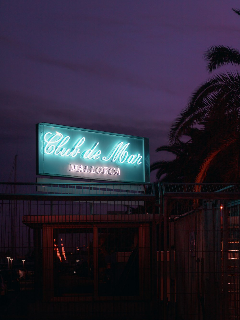 blue and red Club de Bar neon signage