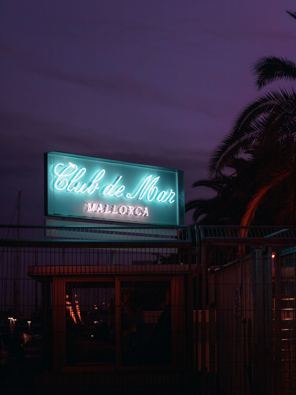 sinalização em néon azul e vermelho do Club de Bar