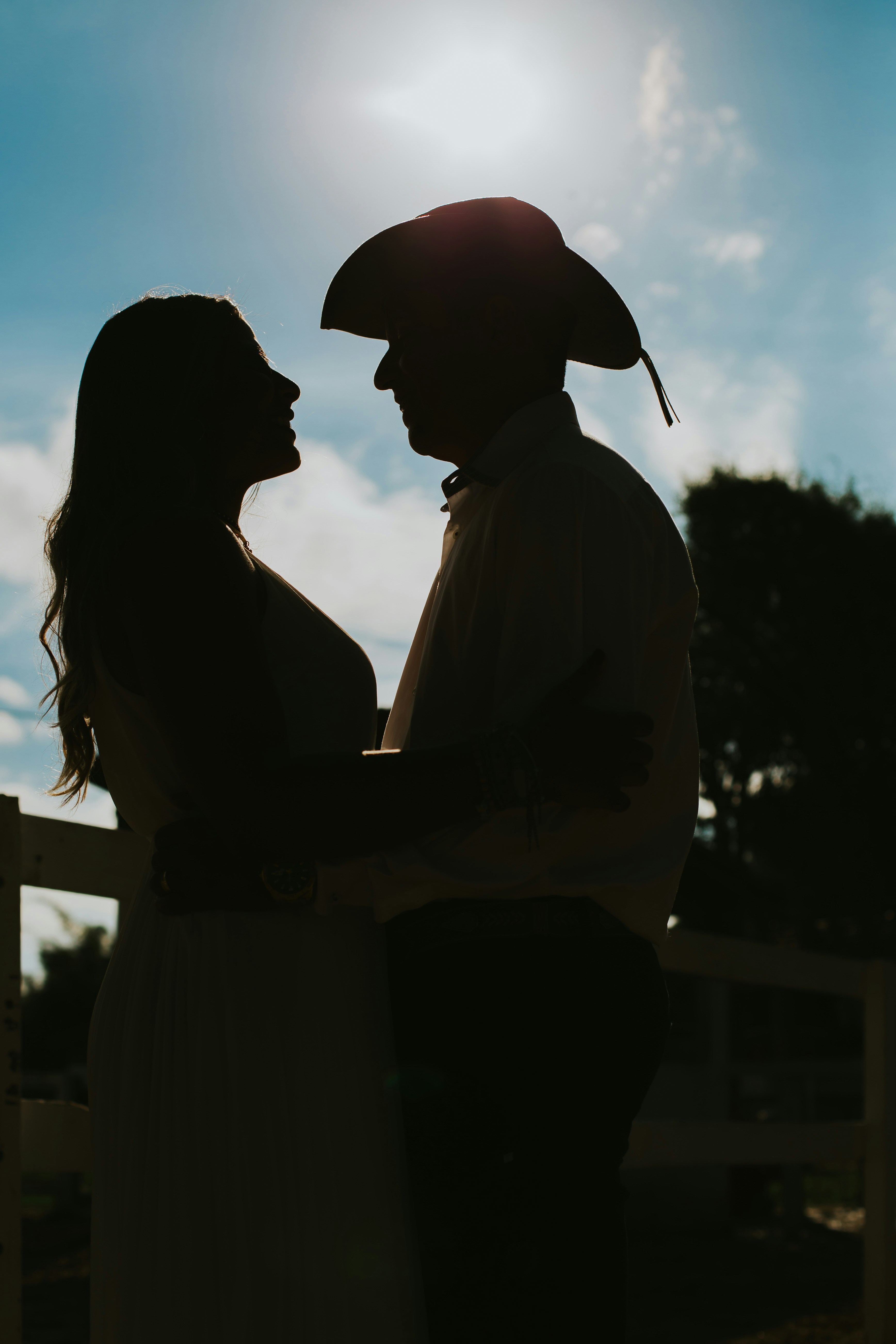 Sunset wedding couple silhouette, ilustrasi artikel Golden Hour Wedding Photos: Capture Magic in the Setting Sun 1