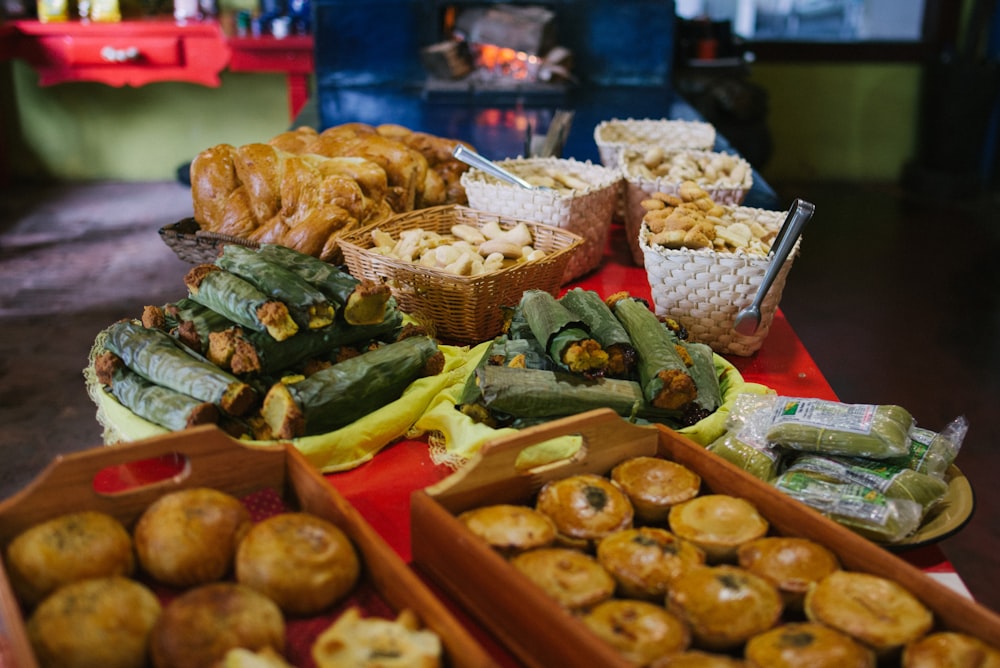 croissants près d’un panier plein de pâtisserie sur la table