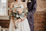 Bruidspaar met boeket bloemen