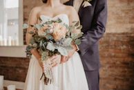 woman holding beige-petaled flower bouquet
