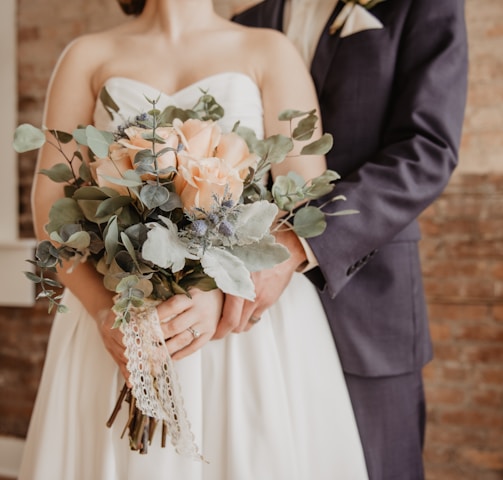 woman holding beige-petaled flower bouquet