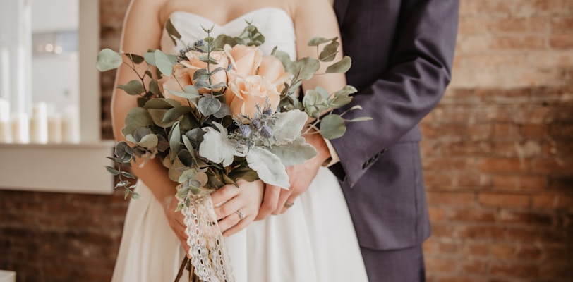 woman holding beige-petaled flower bouquet