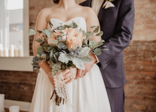 woman holding beige-petaled flower bouquet