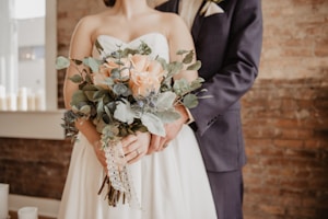 woman holding beige-petaled flower bouquet