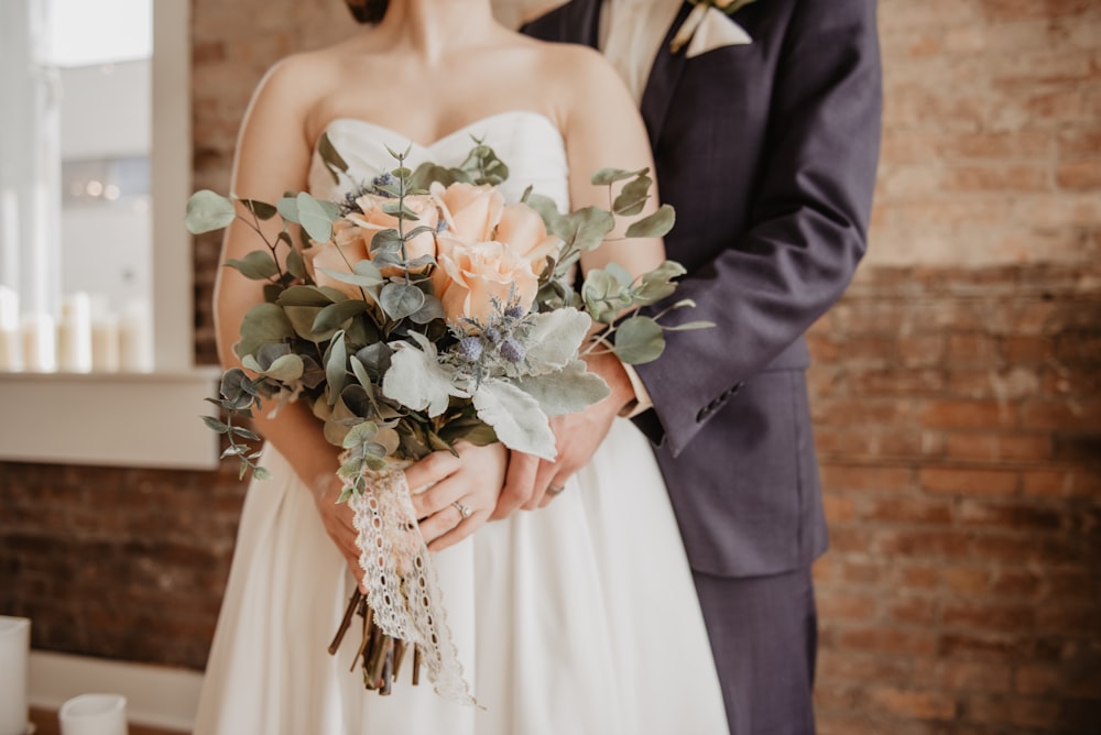 Femme tenant un bouquet de fleurs à pétales beiges