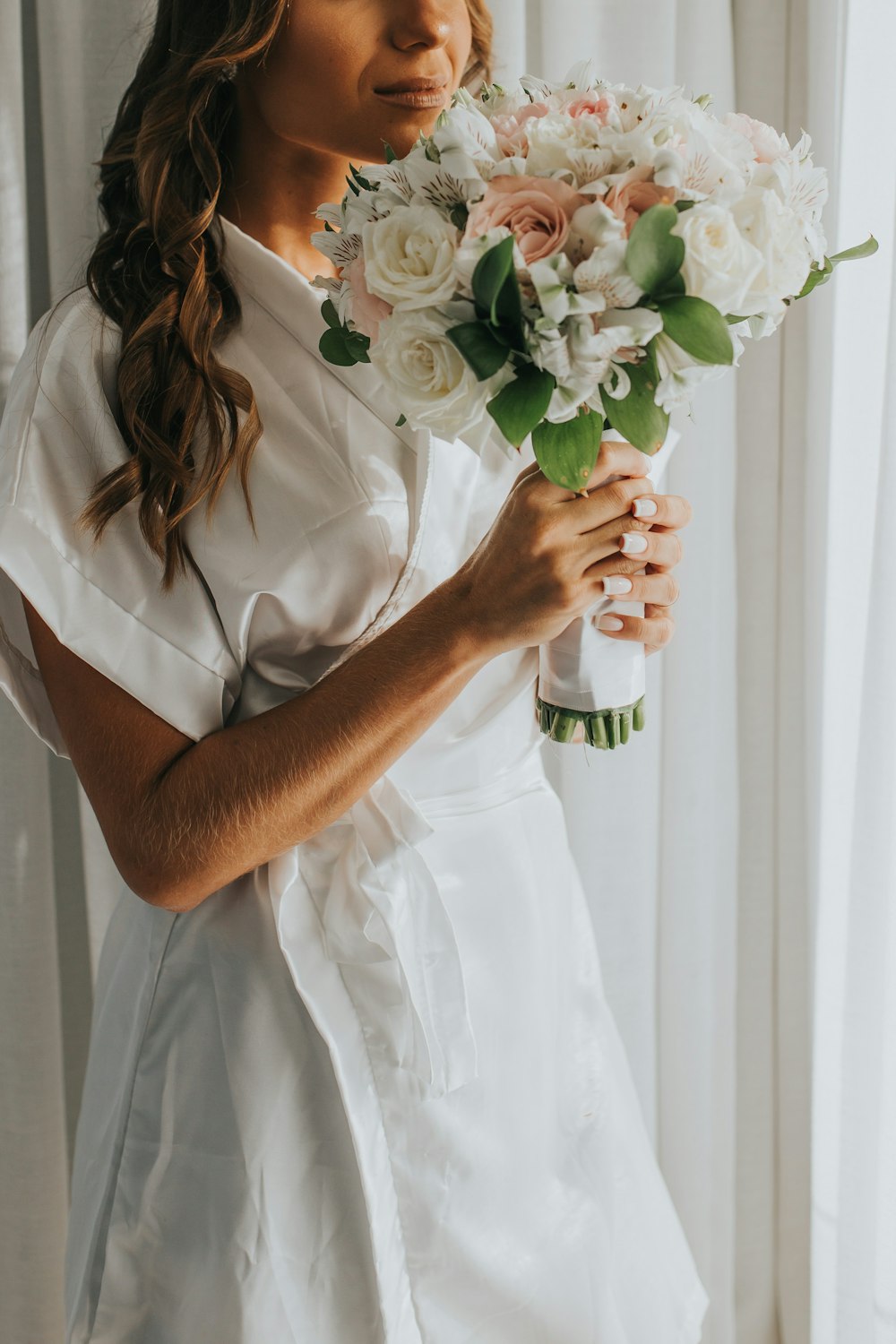 femme tenant des fleurs