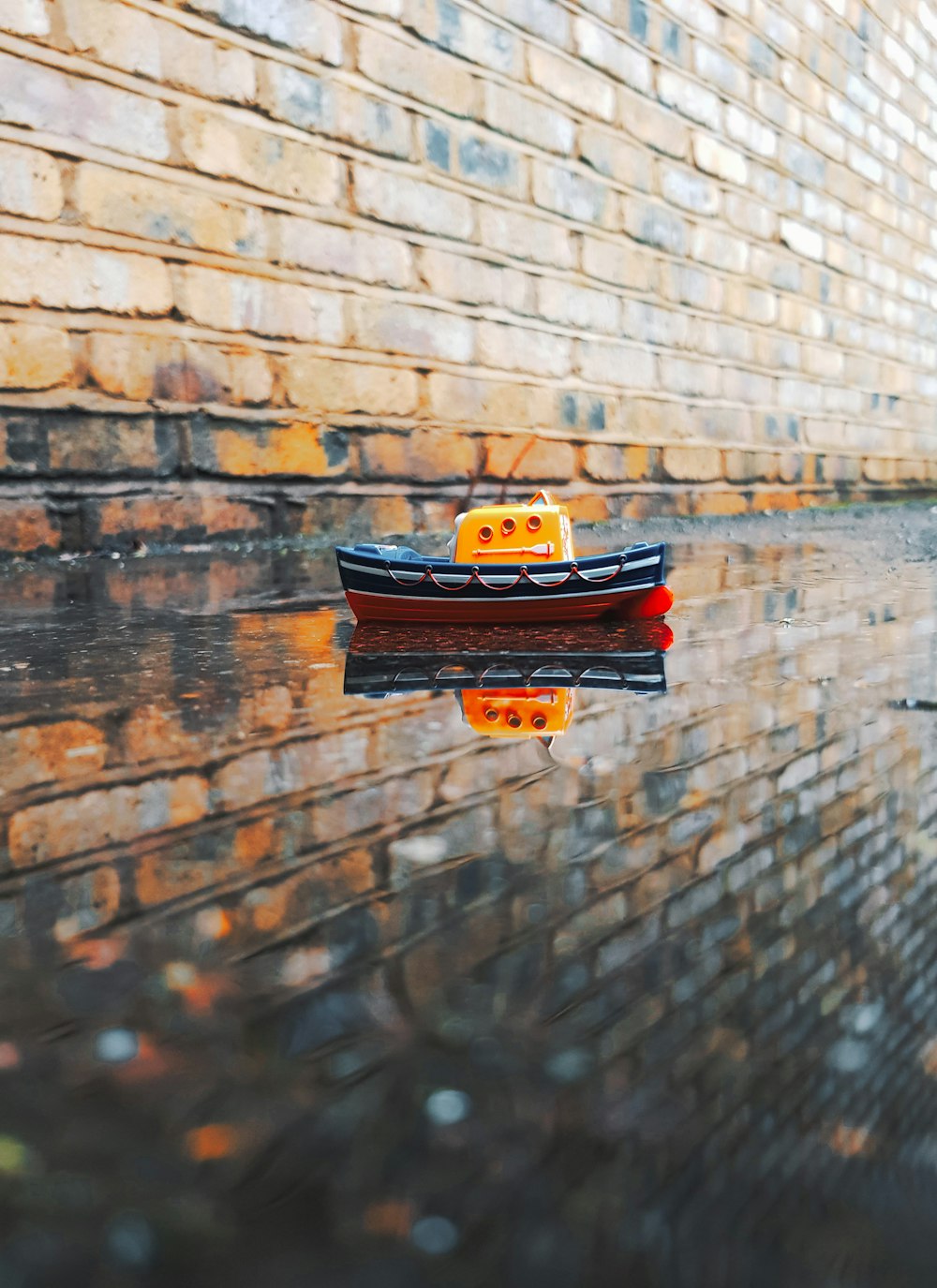Braunes Bootsspielzeug auf dem Wasser