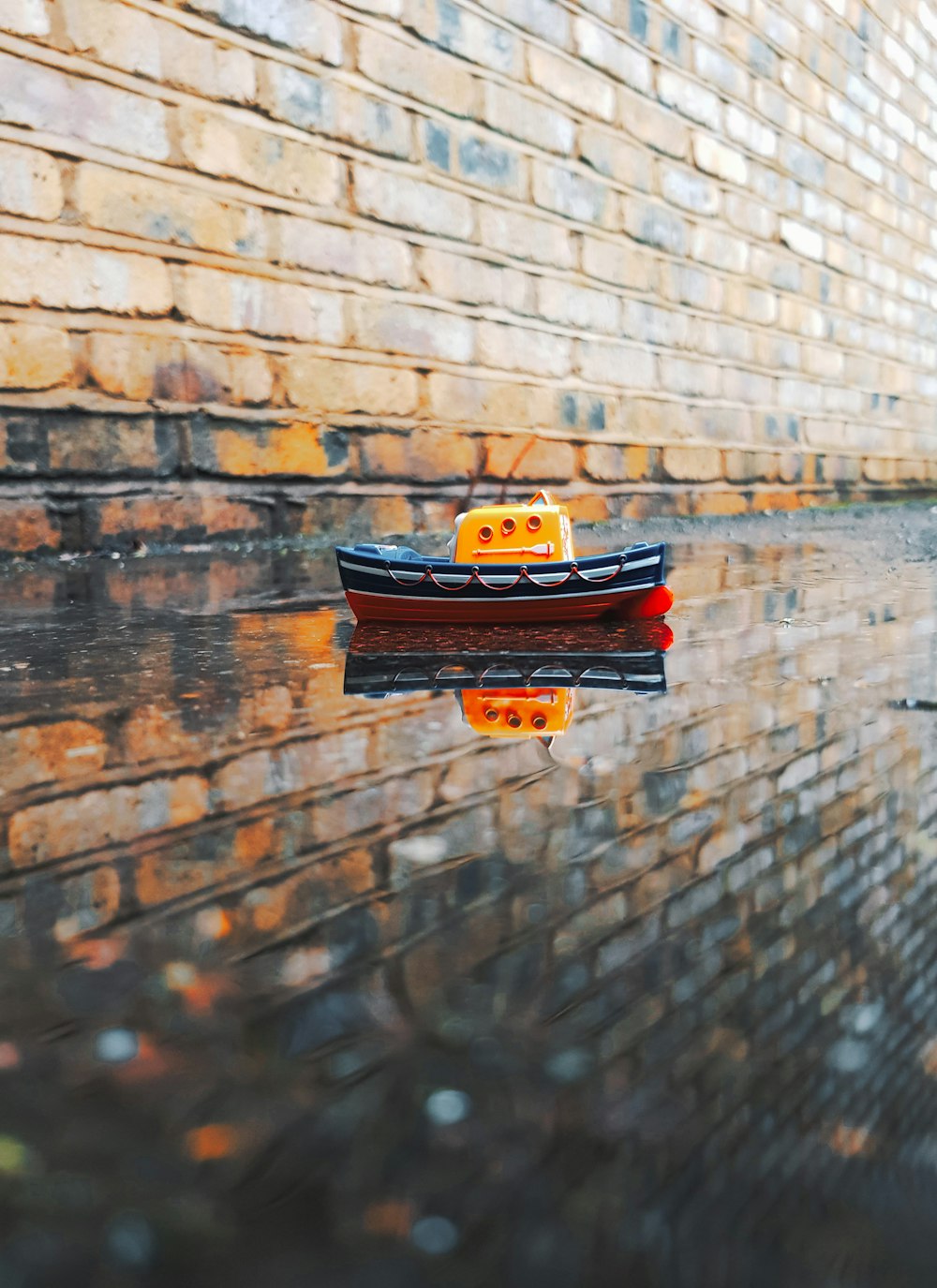 jouet de bateau brun sur l’eau