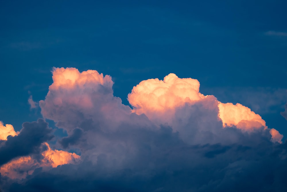 Nubes blancas y cielo azul durante el día