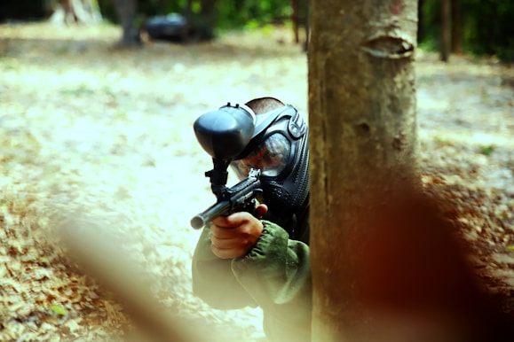 JOGADOR DE PAINTBALL NA CEITA MONTALEGRE A FAZER MIRA COM O MARCADOR PROFISSIONAL