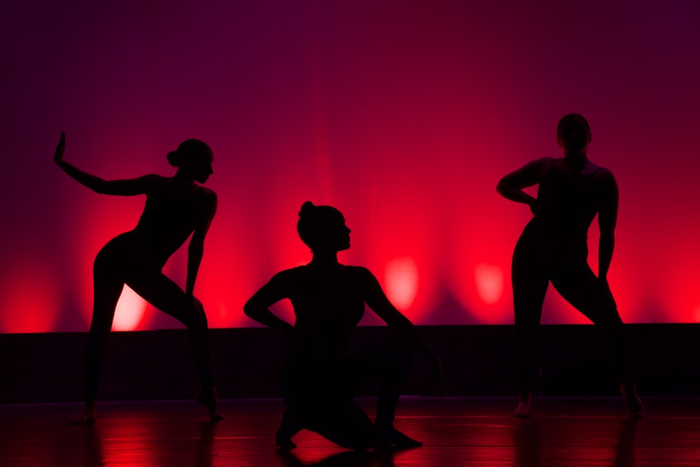 silhouette de personnes dansant