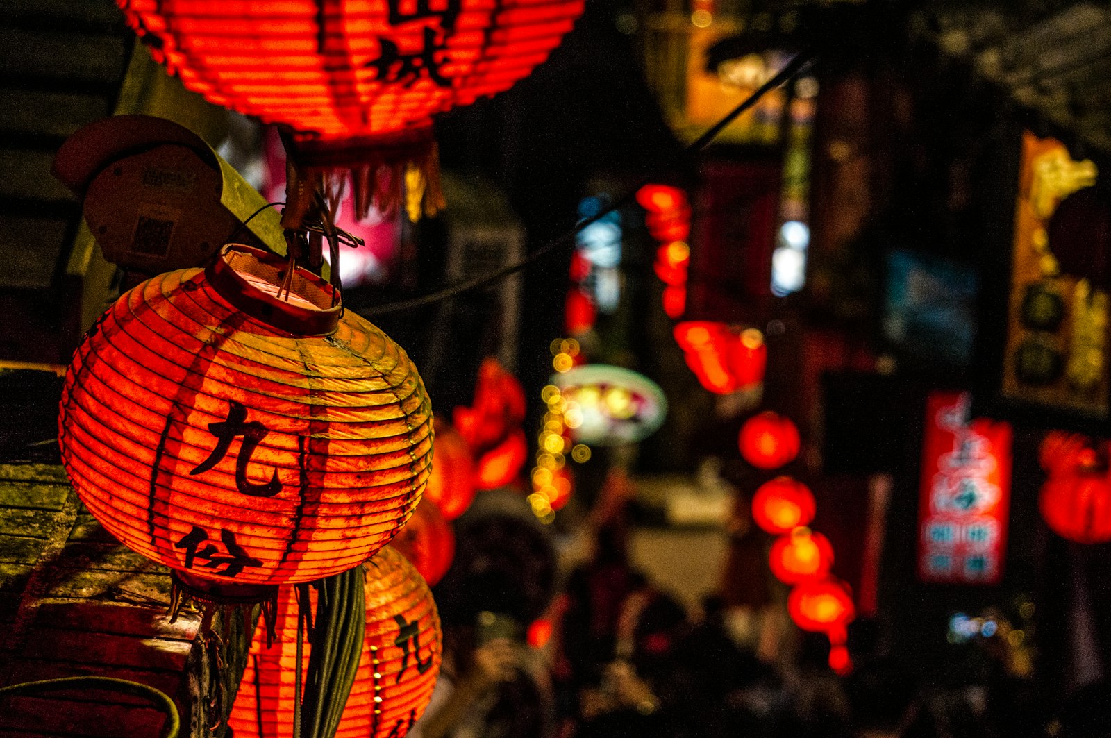 Sony Alpha NEX-5T + Sony E 55-210mm F4.5-6.3 OSS sample photo. Orange and black lanterns photography