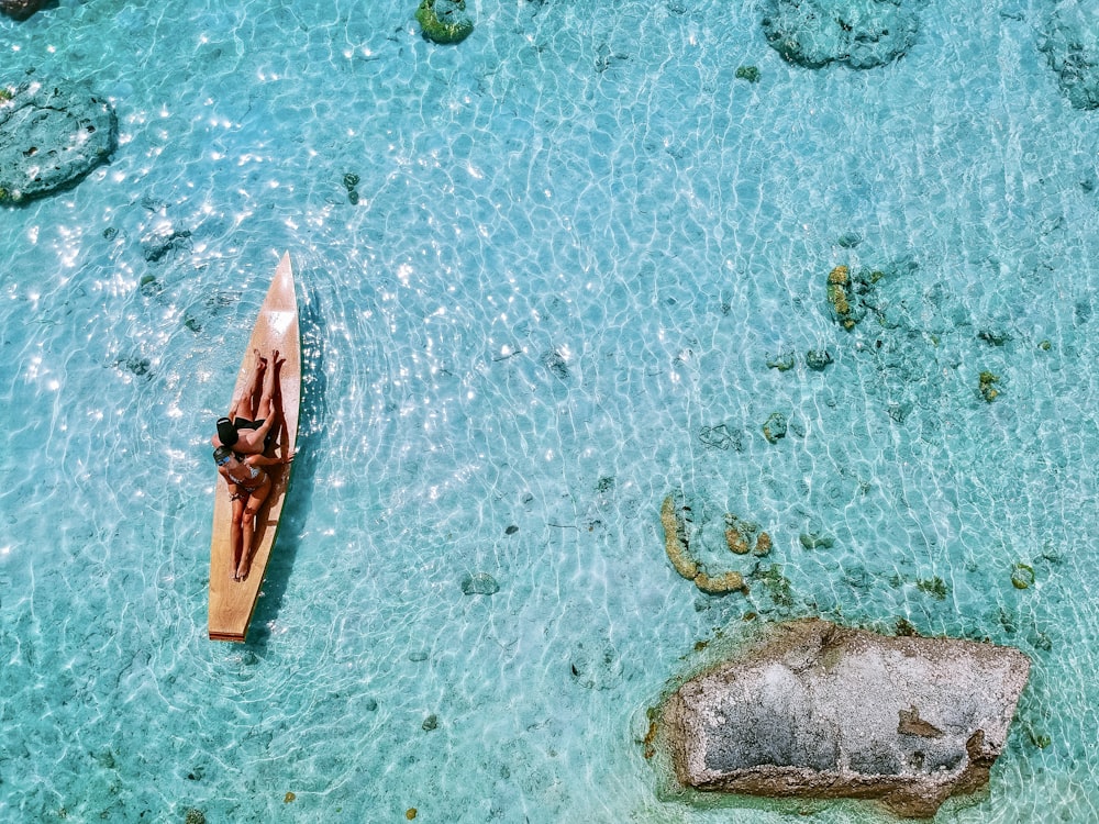 Photo aérienne d’une personne chevauchant un bateau pendant la journée