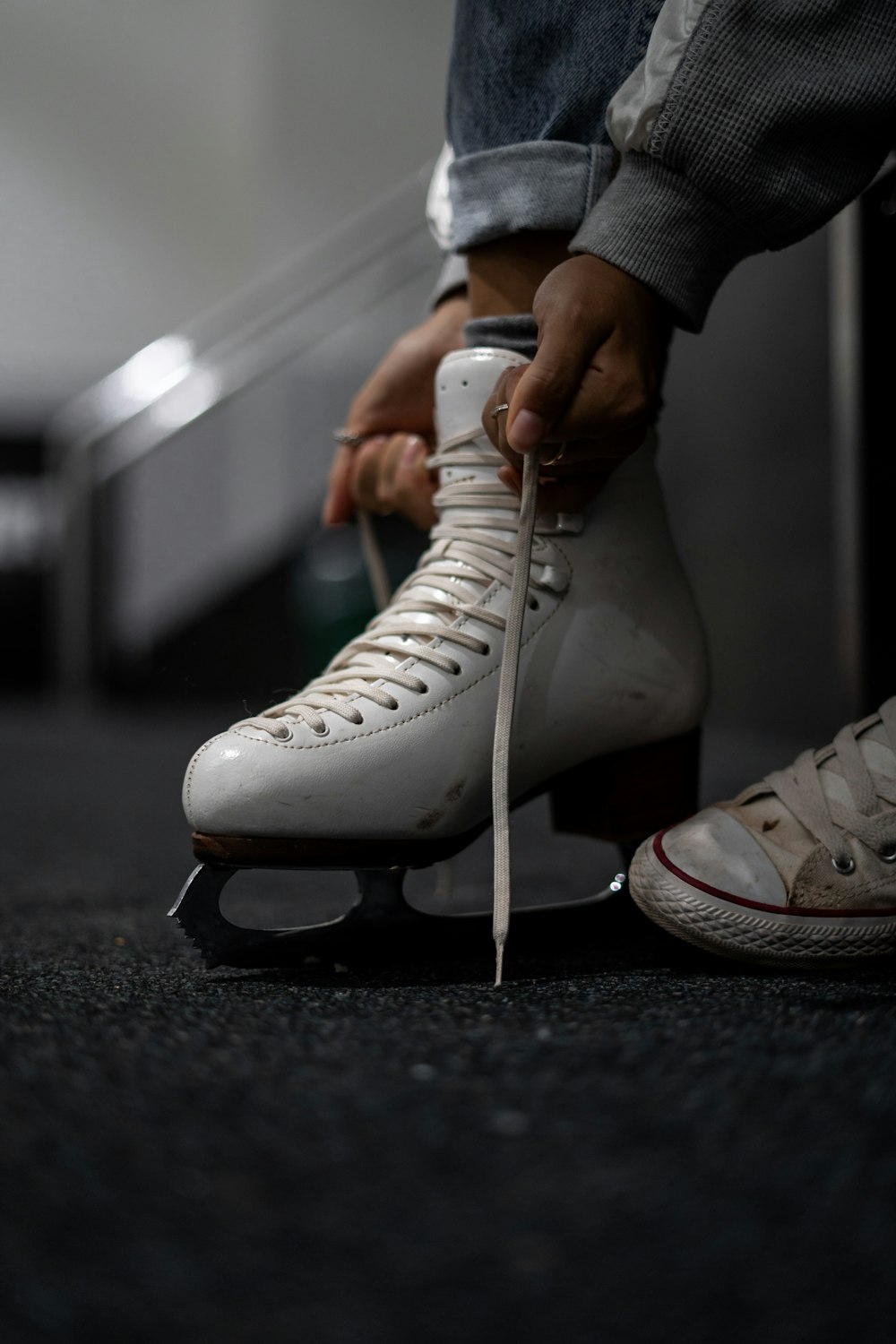 흰색 가죽 아이스 스케이트를 입고 있는 사람