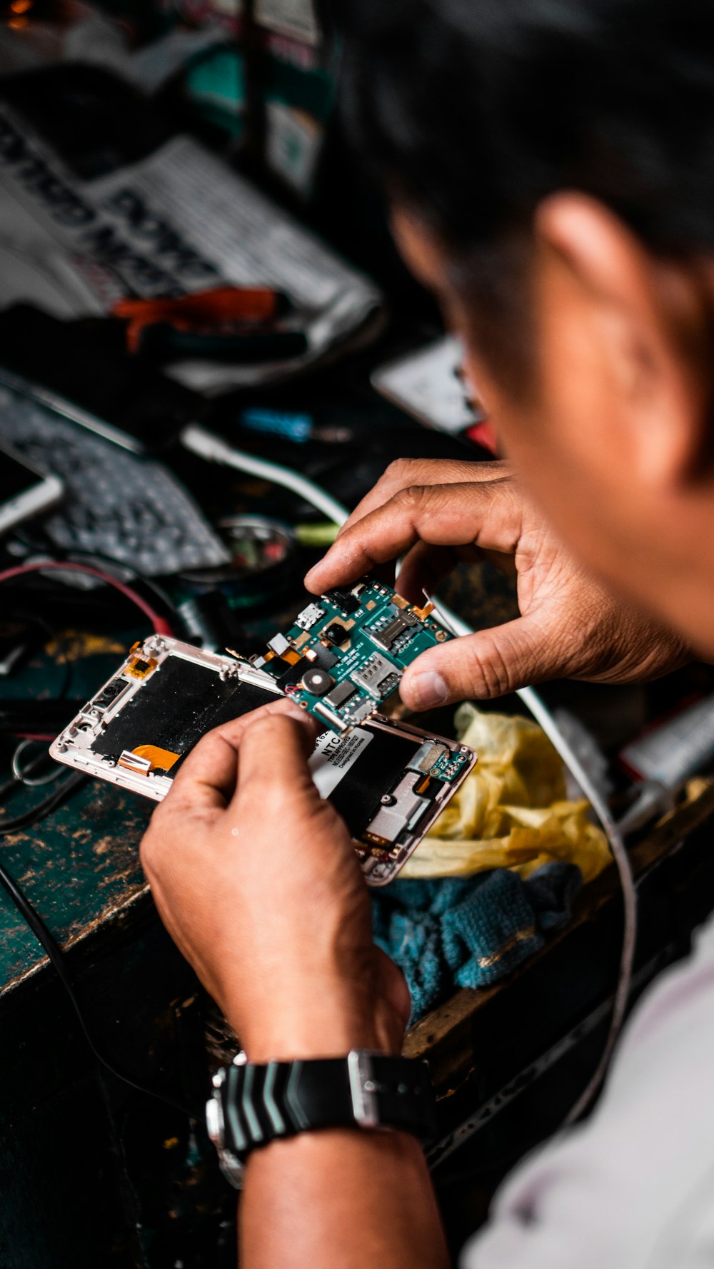 hombre reparando teléfono inteligente Android