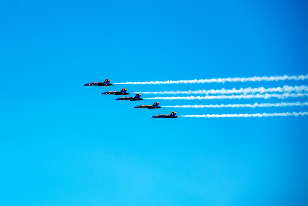 Cinco aviones de combate