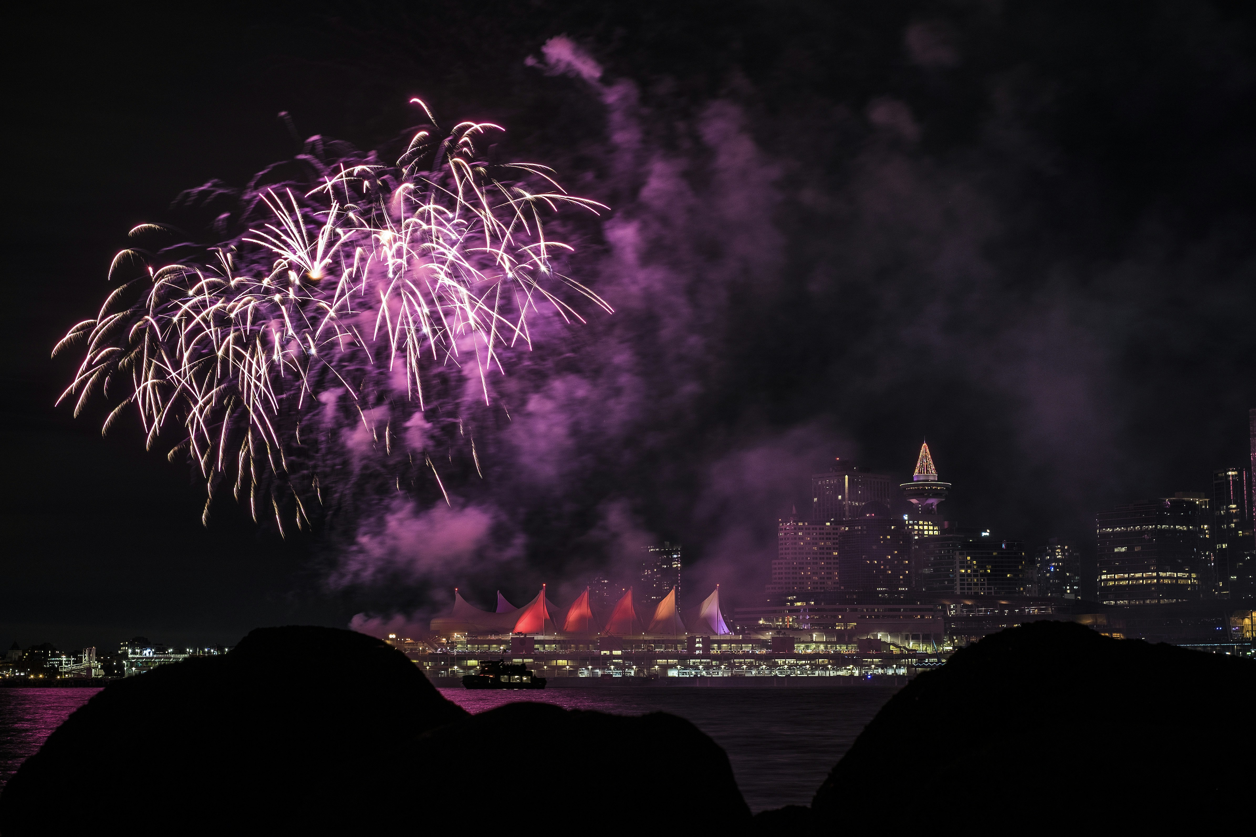 夜の街のスカイラインの上の花火の写真 Unsplashで見つけるバンクーバーの無料写真