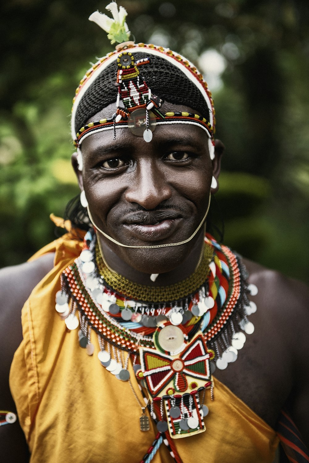 Fotografía de enfoque selectivo hombre sonriente con traje multicolor