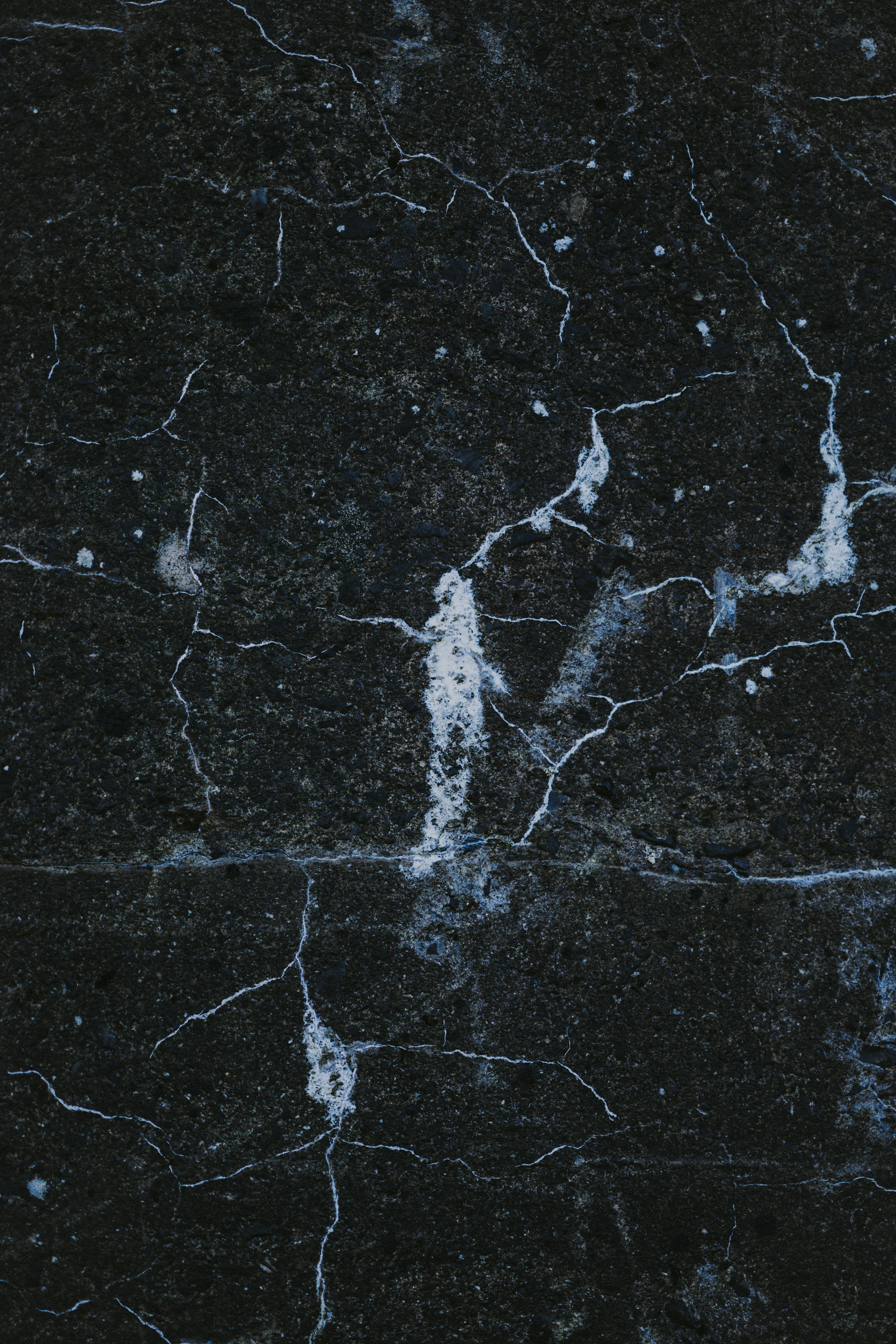 Superfície de granito escuro com veios naturais
