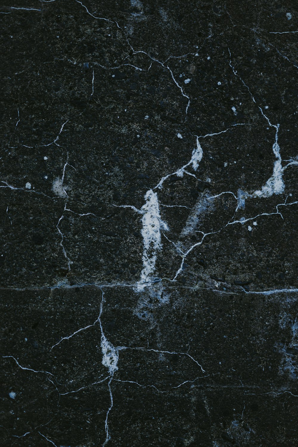 un primo piano di una superficie di marmo nero