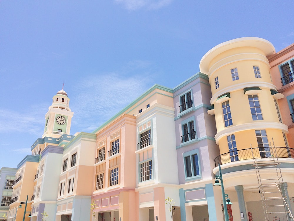 edifício de concreto amarelo, rosa e azul