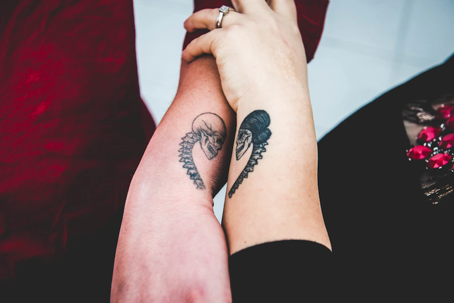 Design de tatuagem blackwork com serpente estilizada