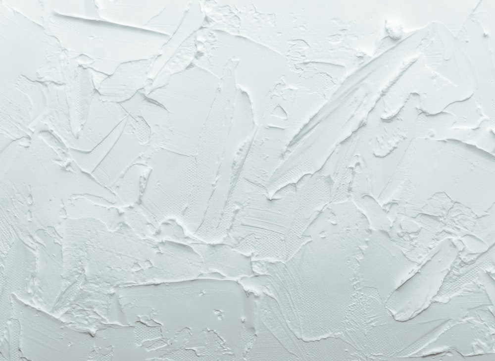una pared blanca con un poco de pintura
