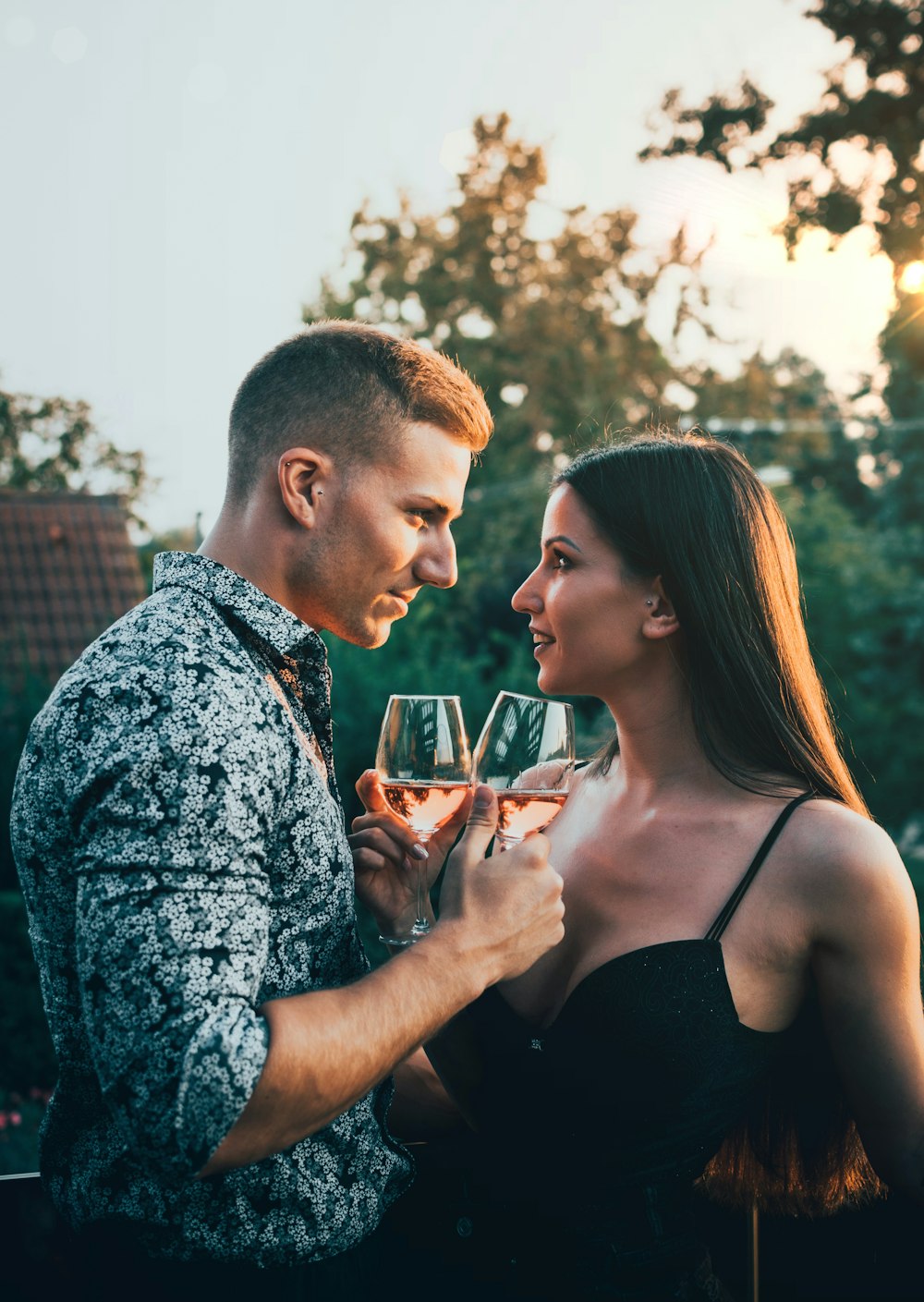 hombre y mujer sosteniendo copas de vino