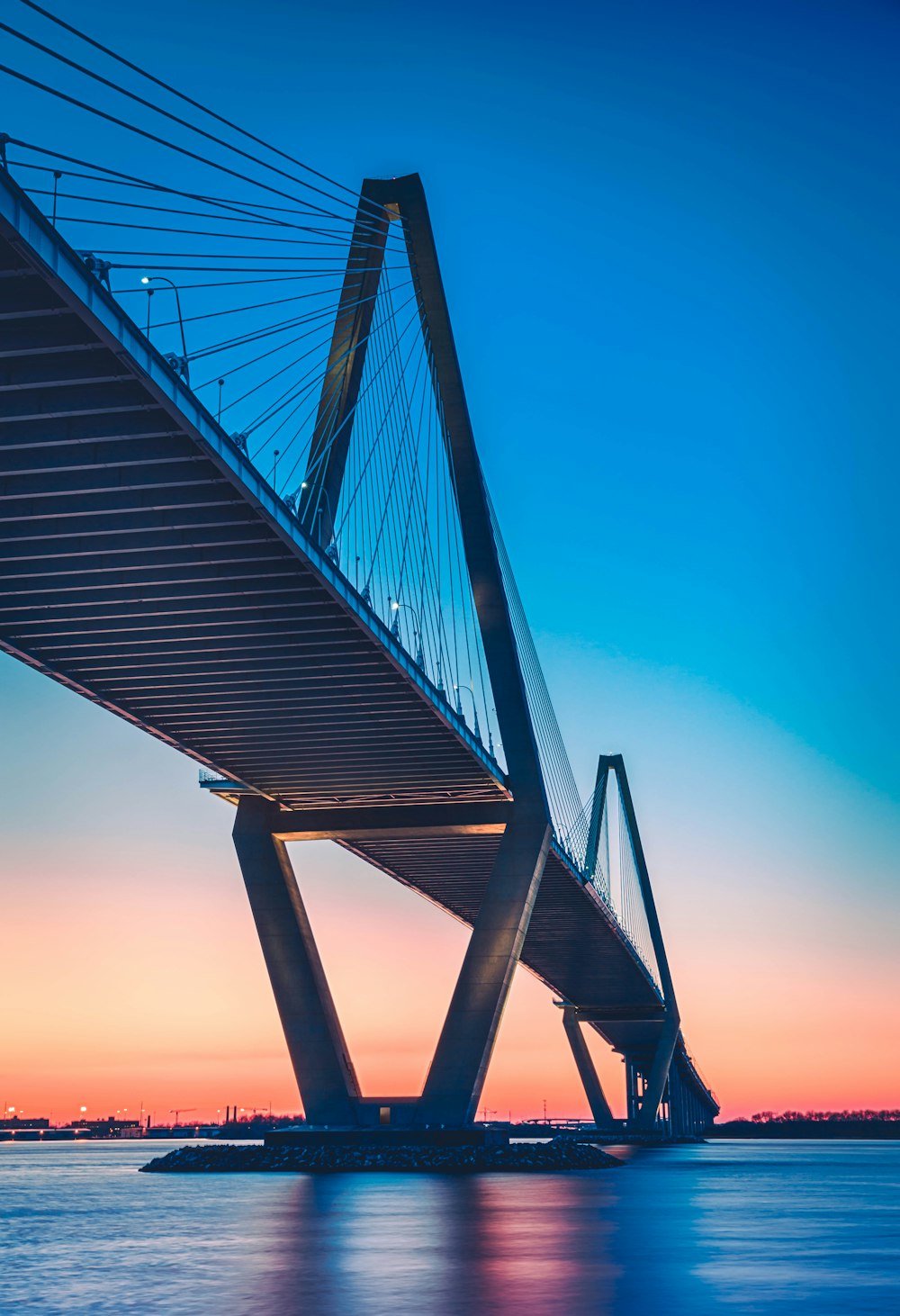 夕暮れ時の青空に浮かぶ黒い橋