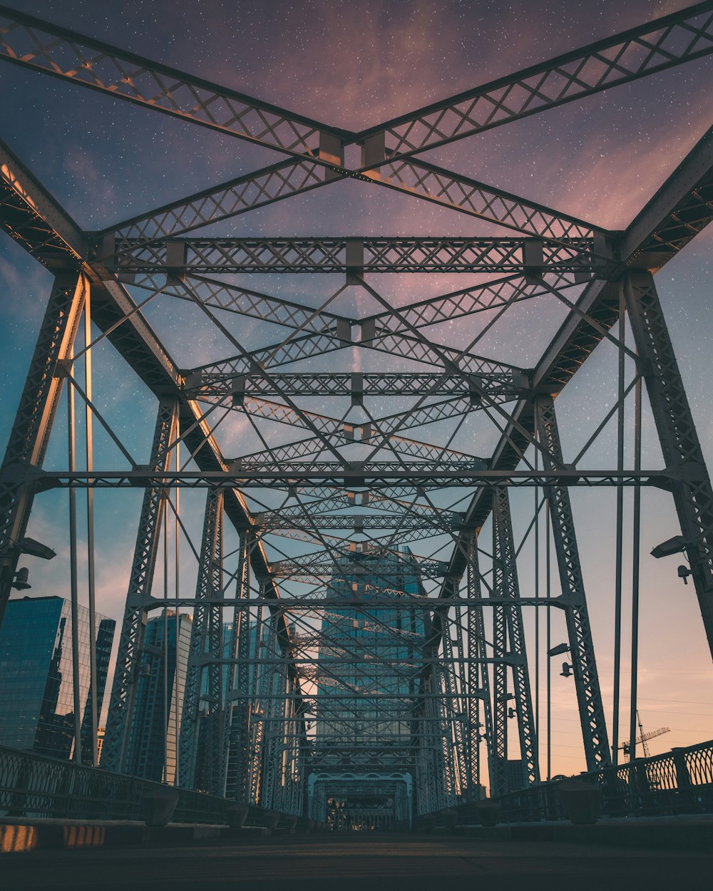 昼間の青空に浮かぶ灰色のコンクリート橋