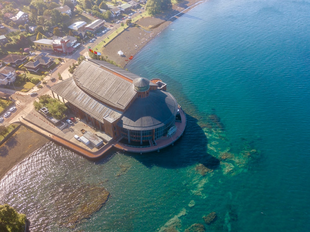 Fotografía aérea de un edificio marrón cerca de la costa